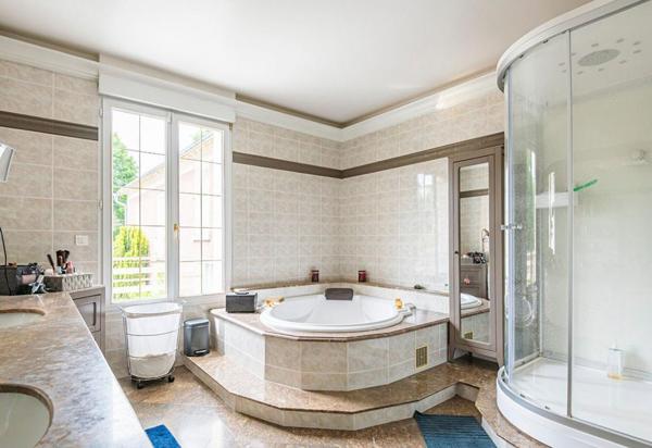 Deux maisons 17 pièces 550 m2 structure équestre parc 1ha