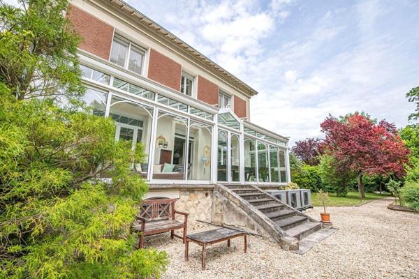 Deux maisons 17 pièces 550 m2 structure équestre parc 1ha