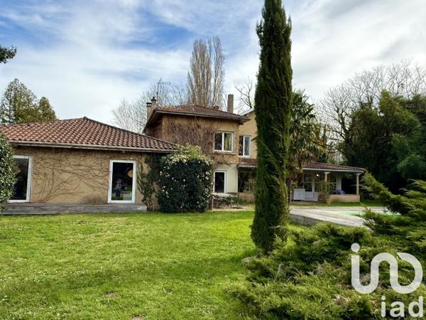 Maison 8 pièces de 240 m² à Lucenay (69480)