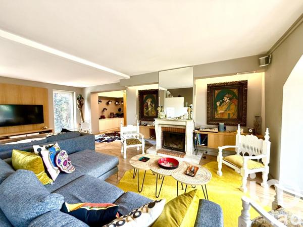 Maison 8 pièces de 240 m² à Lucenay (69480)