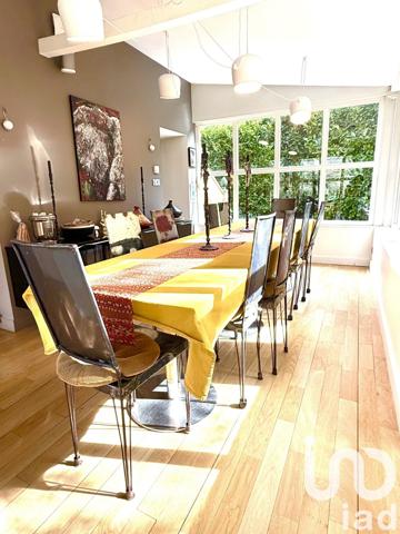 Maison 8 pièces de 240 m² à Lucenay (69480)