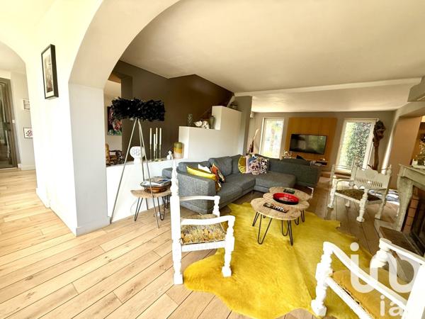 Maison 8 pièces de 240 m² à Lucenay (69480)