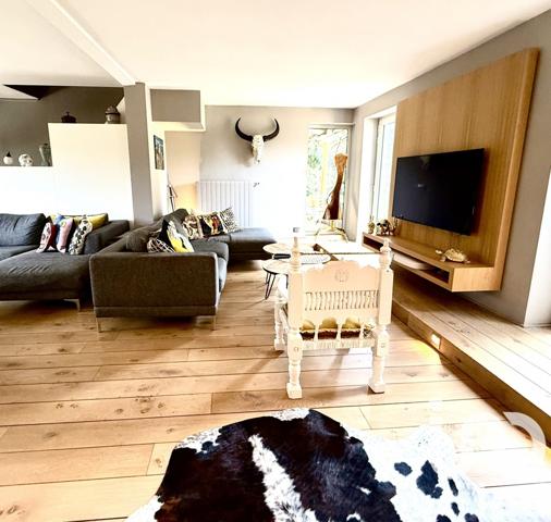 Maison 8 pièces de 240 m² à Lucenay (69480)