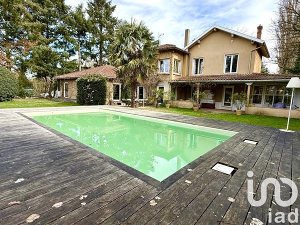 Maison 8 pièces de 240 m² à Lucenay (69480)