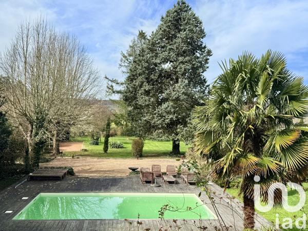 Maison 8 pièces de 240 m² à Lucenay (69480)