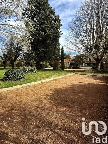 Maison 8 pièces de 240 m² à Lucenay (69480)