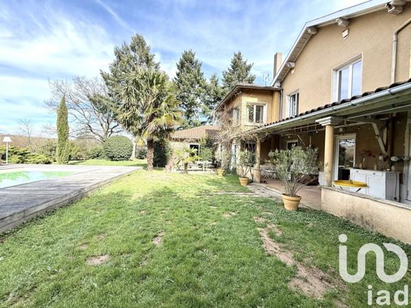 Maison 8 pièces de 240 m² à Lucenay (69480)
