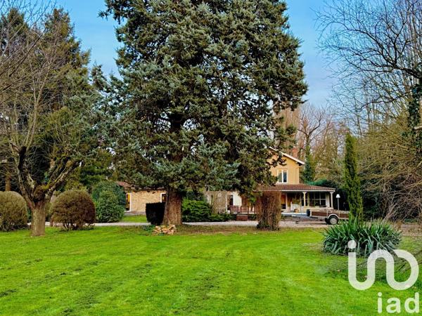 Maison 8 pièces de 240 m² à Lucenay (69480)