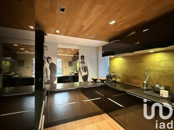 Maison 8 pièces de 240 m² à Lucenay (69480)