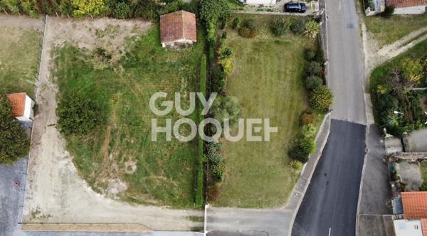 Terrain constructible de 1 150 m² sis au bourg du village
