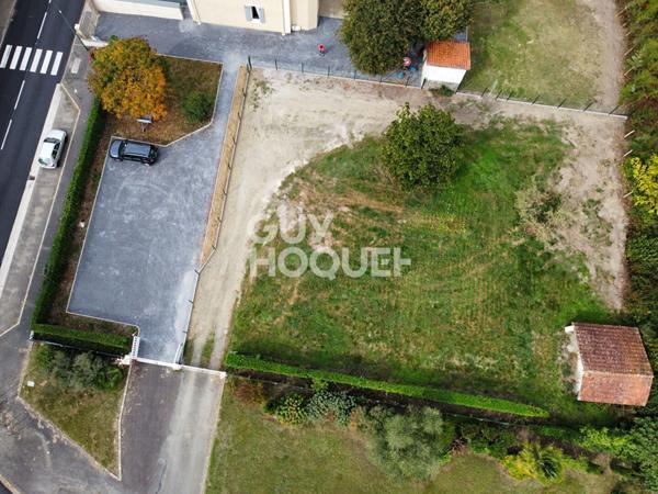 Terrain constructible de 1 150 m² sis au bourg du village