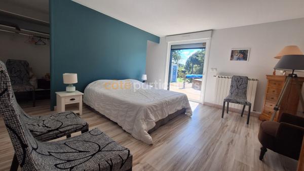 Vente
                Maison290 m² - 5 Pièces -
                    ETAULES (17750)