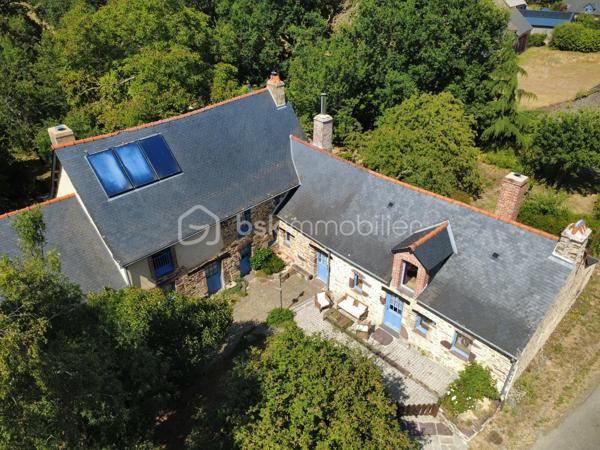 À Bourgbarré, commune Rennes métropole, venez découvrir cette magnifique propriété de caractère du XVIIᵉ siècle entièrement restaurée, alliant authenticité, confort moderne et cadre de vie exceptionnel !

Située sur un magnifique terrain arboré de près de 6 000 m², cette demeure indépendante développe environ 250 m² habitables et séduira les amateurs de belles pierres, d'espaces généreux et de nature.

Elle se compose ainsi : 

Au rez-de-chaussée :
- Une vaste pièce de vie de 50 m², chaleureuse et lumineuse.
- Une cuisine de 20 m².
- Un salon indépendant de 36 m² avec beaucoup de cachet.
- Un grand bureau, idéal pour le télétravail ou une activité indépendante.
- Une chambre de 15 m².
- Une salle de bains avec douche.
- Un WC indépendant.
- Une buanderie ainsi qu'une pièce annexe.

La majorité des pièces du rez-de-chaussée bénéficient d'un accès direct à une agréable terrasse exposée sud-ouest, parfaite pour profiter des beaux jours.

À l'étage : 
- Trois chambres, dont une avec dressing.
- Une salle d'eau avec WC.
- Une mezzanine.
- Un dégagement.
- Une vaste pièce d'environ 50 m² restant à aménager selon vos envies. Les arrivées et évacuations d'eau étant déjà prévues, elle pourra aisément accueillir une superbe suite parentale ou un espace indépendant.

A l'extérieur :
Dans un environnement verdoyant et préservé, vous profiterez de :
- Une magnifique terrasse en pierre, partiellement ombragée.
- Un terrain boisé et arboré de près de 6 000 m².
- Un grand garage indépendant avec porte grande hauteur.
- Plusieurs dépendances.
- Des carrés potagers.
- Une tonnelle.
- Un puits.

Informations techniques :
- Climatisation réversible.
- Poêles à bois, dont un poêle de masse scandinave.
- Chauffe-eau solaire.
- Toiture en ardoises naturelles en excellent état.
- Menuiseries extérieures en double vitrage.
- Fibre optique.
- Assainissement autonome.

Les points forts de ce bien : 
- NON MITOYEN 
- Restauration réalisée dans le respect du patrimoine : murs à la chaux, tomettes anciennes, cheminées en pierre… tout le charme de l'ancien préservé.
- Cadre bucolique tout en bénéficiant des services de Rennes Métropole, avec un arrêt STAR à proximité immédiate.
- Propriété peu énergivore grâce à ses équipements performants.
- Nombreuses dépendances offrant de multiples possibilités.
- Possibilité de créer plusieurs espaces privatifs, idéale pour un projet de gîtes, de location saisonnière ou une activité professionnelle.

Une propriété rare, pleine de charme et de potentiel, où authenticité, confort et nature se conjuguent à seulement quelques minutes de Rennes.