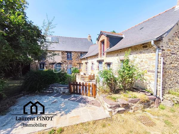 À Bourgbarré, commune Rennes métropole, venez découvrir cette magnifique propriété de caractère du XVIIᵉ siècle entièrement restaurée, alliant authenticité, confort moderne et cadre de vie exceptionnel !

Située sur un magnifique terrain arboré de près de 6 000 m², cette demeure indépendante développe environ 250 m² habitables et séduira les amateurs de belles pierres, d'espaces généreux et de nature.

Elle se compose ainsi : 

Au rez-de-chaussée :
- Une vaste pièce de vie de 50 m², chaleureuse et lumineuse.
- Une cuisine de 20 m².
- Un salon indépendant de 36 m² avec beaucoup de cachet.
- Un grand bureau, idéal pour le télétravail ou une activité indépendante.
- Une chambre de 15 m².
- Une salle de bains avec douche.
- Un WC indépendant.
- Une buanderie ainsi qu'une pièce annexe.

La majorité des pièces du rez-de-chaussée bénéficient d'un accès direct à une agréable terrasse exposée sud-ouest, parfaite pour profiter des beaux jours.

À l'étage : 
- Trois chambres, dont une avec dressing.
- Une salle d'eau avec WC.
- Une mezzanine.
- Un dégagement.
- Une vaste pièce d'environ 50 m² restant à aménager selon vos envies. Les arrivées et évacuations d'eau étant déjà prévues, elle pourra aisément accueillir une superbe suite parentale ou un espace indépendant.

A l'extérieur :
Dans un environnement verdoyant et préservé, vous profiterez de :
- Une magnifique terrasse en pierre, partiellement ombragée.
- Un terrain boisé et arboré de près de 6 000 m².
- Un grand garage indépendant avec porte grande hauteur.
- Plusieurs dépendances.
- Des carrés potagers.
- Une tonnelle.
- Un puits.

Informations techniques :
- Climatisation réversible.
- Poêles à bois, dont un poêle de masse scandinave.
- Chauffe-eau solaire.
- Toiture en ardoises naturelles en excellent état.
- Menuiseries extérieures en double vitrage.
- Fibre optique.
- Assainissement autonome.

Les points forts de ce bien : 
- NON MITOYEN 
- Restauration réalisée dans le respect du patrimoine : murs à la chaux, tomettes anciennes, cheminées en pierre… tout le charme de l'ancien préservé.
- Cadre bucolique tout en bénéficiant des services de Rennes Métropole, avec un arrêt STAR à proximité immédiate.
- Propriété peu énergivore grâce à ses équipements performants.
- Nombreuses dépendances offrant de multiples possibilités.
- Possibilité de créer plusieurs espaces privatifs, idéale pour un projet de gîtes, de location saisonnière ou une activité professionnelle.

Une propriété rare, pleine de charme et de potentiel, où authenticité, confort et nature se conjuguent à seulement quelques minutes de Rennes.