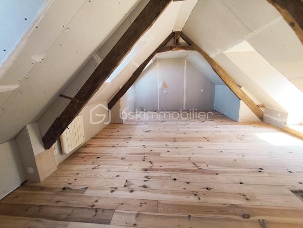 À Bourgbarré, commune Rennes métropole, venez découvrir cette magnifique propriété de caractère du XVIIᵉ siècle entièrement restaurée, alliant authenticité, confort moderne et cadre de vie exceptionnel !

Située sur un magnifique terrain arboré de près de 6 000 m², cette demeure indépendante développe environ 250 m² habitables et séduira les amateurs de belles pierres, d'espaces généreux et de nature.

Elle se compose ainsi : 

Au rez-de-chaussée :
- Une vaste pièce de vie de 50 m², chaleureuse et lumineuse.
- Une cuisine de 20 m².
- Un salon indépendant de 36 m² avec beaucoup de cachet.
- Un grand bureau, idéal pour le télétravail ou une activité indépendante.
- Une chambre de 15 m².
- Une salle de bains avec douche.
- Un WC indépendant.
- Une buanderie ainsi qu'une pièce annexe.

La majorité des pièces du rez-de-chaussée bénéficient d'un accès direct à une agréable terrasse exposée sud-ouest, parfaite pour profiter des beaux jours.

À l'étage : 
- Trois chambres, dont une avec dressing.
- Une salle d'eau avec WC.
- Une mezzanine.
- Un dégagement.
- Une vaste pièce d'environ 50 m² restant à aménager selon vos envies. Les arrivées et évacuations d'eau étant déjà prévues, elle pourra aisément accueillir une superbe suite parentale ou un espace indépendant.

A l'extérieur :
Dans un environnement verdoyant et préservé, vous profiterez de :
- Une magnifique terrasse en pierre, partiellement ombragée.
- Un terrain boisé et arboré de près de 6 000 m².
- Un grand garage indépendant avec porte grande hauteur.
- Plusieurs dépendances.
- Des carrés potagers.
- Une tonnelle.
- Un puits.

Informations techniques :
- Climatisation réversible.
- Poêles à bois, dont un poêle de masse scandinave.
- Chauffe-eau solaire.
- Toiture en ardoises naturelles en excellent état.
- Menuiseries extérieures en double vitrage.
- Fibre optique.
- Assainissement autonome.

Les points forts de ce bien : 
- NON MITOYEN 
- Restauration réalisée dans le respect du patrimoine : murs à la chaux, tomettes anciennes, cheminées en pierre… tout le charme de l'ancien préservé.
- Cadre bucolique tout en bénéficiant des services de Rennes Métropole, avec un arrêt STAR à proximité immédiate.
- Propriété peu énergivore grâce à ses équipements performants.
- Nombreuses dépendances offrant de multiples possibilités.
- Possibilité de créer plusieurs espaces privatifs, idéale pour un projet de gîtes, de location saisonnière ou une activité professionnelle.

Une propriété rare, pleine de charme et de potentiel, où authenticité, confort et nature se conjuguent à seulement quelques minutes de Rennes.