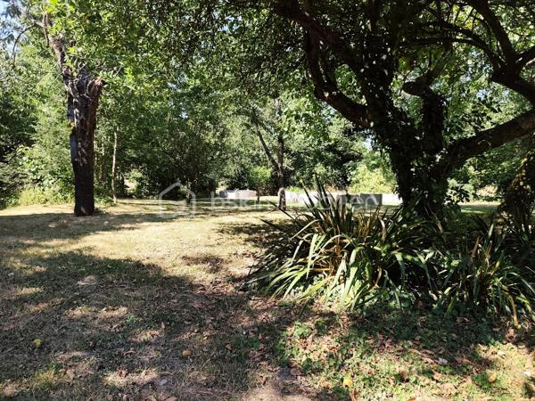 À Bourgbarré, commune Rennes métropole, venez découvrir cette magnifique propriété de caractère du XVIIᵉ siècle entièrement restaurée, alliant authenticité, confort moderne et cadre de vie exceptionnel !

Située sur un magnifique terrain arboré de près de 6 000 m², cette demeure indépendante développe environ 250 m² habitables et séduira les amateurs de belles pierres, d'espaces généreux et de nature.

Elle se compose ainsi : 

Au rez-de-chaussée :
- Une vaste pièce de vie de 50 m², chaleureuse et lumineuse.
- Une cuisine de 20 m².
- Un salon indépendant de 36 m² avec beaucoup de cachet.
- Un grand bureau, idéal pour le télétravail ou une activité indépendante.
- Une chambre de 15 m².
- Une salle de bains avec douche.
- Un WC indépendant.
- Une buanderie ainsi qu'une pièce annexe.

La majorité des pièces du rez-de-chaussée bénéficient d'un accès direct à une agréable terrasse exposée sud-ouest, parfaite pour profiter des beaux jours.

À l'étage : 
- Trois chambres, dont une avec dressing.
- Une salle d'eau avec WC.
- Une mezzanine.
- Un dégagement.
- Une vaste pièce d'environ 50 m² restant à aménager selon vos envies. Les arrivées et évacuations d'eau étant déjà prévues, elle pourra aisément accueillir une superbe suite parentale ou un espace indépendant.

A l'extérieur :
Dans un environnement verdoyant et préservé, vous profiterez de :
- Une magnifique terrasse en pierre, partiellement ombragée.
- Un terrain boisé et arboré de près de 6 000 m².
- Un grand garage indépendant avec porte grande hauteur.
- Plusieurs dépendances.
- Des carrés potagers.
- Une tonnelle.
- Un puits.

Informations techniques :
- Climatisation réversible.
- Poêles à bois, dont un poêle de masse scandinave.
- Chauffe-eau solaire.
- Toiture en ardoises naturelles en excellent état.
- Menuiseries extérieures en double vitrage.
- Fibre optique.
- Assainissement autonome.

Les points forts de ce bien : 
- NON MITOYEN 
- Restauration réalisée dans le respect du patrimoine : murs à la chaux, tomettes anciennes, cheminées en pierre… tout le charme de l'ancien préservé.
- Cadre bucolique tout en bénéficiant des services de Rennes Métropole, avec un arrêt STAR à proximité immédiate.
- Propriété peu énergivore grâce à ses équipements performants.
- Nombreuses dépendances offrant de multiples possibilités.
- Possibilité de créer plusieurs espaces privatifs, idéale pour un projet de gîtes, de location saisonnière ou une activité professionnelle.

Une propriété rare, pleine de charme et de potentiel, où authenticité, confort et nature se conjuguent à seulement quelques minutes de Rennes.