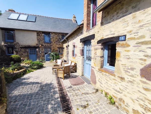 À Bourgbarré, commune Rennes métropole, venez découvrir cette magnifique propriété de caractère du XVIIᵉ siècle entièrement restaurée, alliant authenticité, confort moderne et cadre de vie exceptionnel !

Située sur un magnifique terrain arboré de près de 6 000 m², cette demeure indépendante développe environ 250 m² habitables et séduira les amateurs de belles pierres, d'espaces généreux et de nature.

Elle se compose ainsi : 

Au rez-de-chaussée :
- Une vaste pièce de vie de 50 m², chaleureuse et lumineuse.
- Une cuisine de 20 m².
- Un salon indépendant de 36 m² avec beaucoup de cachet.
- Un grand bureau, idéal pour le télétravail ou une activité indépendante.
- Une chambre de 15 m².
- Une salle de bains avec douche.
- Un WC indépendant.
- Une buanderie ainsi qu'une pièce annexe.

La majorité des pièces du rez-de-chaussée bénéficient d'un accès direct à une agréable terrasse exposée sud-ouest, parfaite pour profiter des beaux jours.

À l'étage : 
- Trois chambres, dont une avec dressing.
- Une salle d'eau avec WC.
- Une mezzanine.
- Un dégagement.
- Une vaste pièce d'environ 50 m² restant à aménager selon vos envies. Les arrivées et évacuations d'eau étant déjà prévues, elle pourra aisément accueillir une superbe suite parentale ou un espace indépendant.

A l'extérieur :
Dans un environnement verdoyant et préservé, vous profiterez de :
- Une magnifique terrasse en pierre, partiellement ombragée.
- Un terrain boisé et arboré de près de 6 000 m².
- Un grand garage indépendant avec porte grande hauteur.
- Plusieurs dépendances.
- Des carrés potagers.
- Une tonnelle.
- Un puits.

Informations techniques :
- Climatisation réversible.
- Poêles à bois, dont un poêle de masse scandinave.
- Chauffe-eau solaire.
- Toiture en ardoises naturelles en excellent état.
- Menuiseries extérieures en double vitrage.
- Fibre optique.
- Assainissement autonome.

Les points forts de ce bien : 
- NON MITOYEN 
- Restauration réalisée dans le respect du patrimoine : murs à la chaux, tomettes anciennes, cheminées en pierre… tout le charme de l'ancien préservé.
- Cadre bucolique tout en bénéficiant des services de Rennes Métropole, avec un arrêt STAR à proximité immédiate.
- Propriété peu énergivore grâce à ses équipements performants.
- Nombreuses dépendances offrant de multiples possibilités.
- Possibilité de créer plusieurs espaces privatifs, idéale pour un projet de gîtes, de location saisonnière ou une activité professionnelle.

Une propriété rare, pleine de charme et de potentiel, où authenticité, confort et nature se conjuguent à seulement quelques minutes de Rennes.