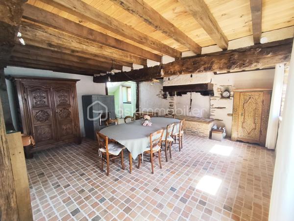 À Bourgbarré, commune Rennes métropole, venez découvrir cette magnifique propriété de caractère du XVIIᵉ siècle entièrement restaurée, alliant authenticité, confort moderne et cadre de vie exceptionnel !

Située sur un magnifique terrain arboré de près de 6 000 m², cette demeure indépendante développe environ 250 m² habitables et séduira les amateurs de belles pierres, d'espaces généreux et de nature.

Elle se compose ainsi : 

Au rez-de-chaussée :
- Une vaste pièce de vie de 50 m², chaleureuse et lumineuse.
- Une cuisine de 20 m².
- Un salon indépendant de 36 m² avec beaucoup de cachet.
- Un grand bureau, idéal pour le télétravail ou une activité indépendante.
- Une chambre de 15 m².
- Une salle de bains avec douche.
- Un WC indépendant.
- Une buanderie ainsi qu'une pièce annexe.

La majorité des pièces du rez-de-chaussée bénéficient d'un accès direct à une agréable terrasse exposée sud-ouest, parfaite pour profiter des beaux jours.

À l'étage : 
- Trois chambres, dont une avec dressing.
- Une salle d'eau avec WC.
- Une mezzanine.
- Un dégagement.
- Une vaste pièce d'environ 50 m² restant à aménager selon vos envies. Les arrivées et évacuations d'eau étant déjà prévues, elle pourra aisément accueillir une superbe suite parentale ou un espace indépendant.

A l'extérieur :
Dans un environnement verdoyant et préservé, vous profiterez de :
- Une magnifique terrasse en pierre, partiellement ombragée.
- Un terrain boisé et arboré de près de 6 000 m².
- Un grand garage indépendant avec porte grande hauteur.
- Plusieurs dépendances.
- Des carrés potagers.
- Une tonnelle.
- Un puits.

Informations techniques :
- Climatisation réversible.
- Poêles à bois, dont un poêle de masse scandinave.
- Chauffe-eau solaire.
- Toiture en ardoises naturelles en excellent état.
- Menuiseries extérieures en double vitrage.
- Fibre optique.
- Assainissement autonome.

Les points forts de ce bien : 
- NON MITOYEN 
- Restauration réalisée dans le respect du patrimoine : murs à la chaux, tomettes anciennes, cheminées en pierre… tout le charme de l'ancien préservé.
- Cadre bucolique tout en bénéficiant des services de Rennes Métropole, avec un arrêt STAR à proximité immédiate.
- Propriété peu énergivore grâce à ses équipements performants.
- Nombreuses dépendances offrant de multiples possibilités.
- Possibilité de créer plusieurs espaces privatifs, idéale pour un projet de gîtes, de location saisonnière ou une activité professionnelle.

Une propriété rare, pleine de charme et de potentiel, où authenticité, confort et nature se conjuguent à seulement quelques minutes de Rennes.