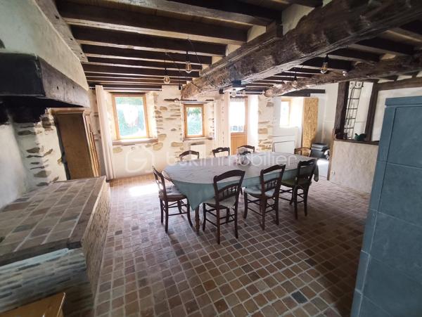 À Bourgbarré, commune Rennes métropole, venez découvrir cette magnifique propriété de caractère du XVIIᵉ siècle entièrement restaurée, alliant authenticité, confort moderne et cadre de vie exceptionnel !

Située sur un magnifique terrain arboré de près de 6 000 m², cette demeure indépendante développe environ 250 m² habitables et séduira les amateurs de belles pierres, d'espaces généreux et de nature.

Elle se compose ainsi : 

Au rez-de-chaussée :
- Une vaste pièce de vie de 50 m², chaleureuse et lumineuse.
- Une cuisine de 20 m².
- Un salon indépendant de 36 m² avec beaucoup de cachet.
- Un grand bureau, idéal pour le télétravail ou une activité indépendante.
- Une chambre de 15 m².
- Une salle de bains avec douche.
- Un WC indépendant.
- Une buanderie ainsi qu'une pièce annexe.

La majorité des pièces du rez-de-chaussée bénéficient d'un accès direct à une agréable terrasse exposée sud-ouest, parfaite pour profiter des beaux jours.

À l'étage : 
- Trois chambres, dont une avec dressing.
- Une salle d'eau avec WC.
- Une mezzanine.
- Un dégagement.
- Une vaste pièce d'environ 50 m² restant à aménager selon vos envies. Les arrivées et évacuations d'eau étant déjà prévues, elle pourra aisément accueillir une superbe suite parentale ou un espace indépendant.

A l'extérieur :
Dans un environnement verdoyant et préservé, vous profiterez de :
- Une magnifique terrasse en pierre, partiellement ombragée.
- Un terrain boisé et arboré de près de 6 000 m².
- Un grand garage indépendant avec porte grande hauteur.
- Plusieurs dépendances.
- Des carrés potagers.
- Une tonnelle.
- Un puits.

Informations techniques :
- Climatisation réversible.
- Poêles à bois, dont un poêle de masse scandinave.
- Chauffe-eau solaire.
- Toiture en ardoises naturelles en excellent état.
- Menuiseries extérieures en double vitrage.
- Fibre optique.
- Assainissement autonome.

Les points forts de ce bien : 
- NON MITOYEN 
- Restauration réalisée dans le respect du patrimoine : murs à la chaux, tomettes anciennes, cheminées en pierre… tout le charme de l'ancien préservé.
- Cadre bucolique tout en bénéficiant des services de Rennes Métropole, avec un arrêt STAR à proximité immédiate.
- Propriété peu énergivore grâce à ses équipements performants.
- Nombreuses dépendances offrant de multiples possibilités.
- Possibilité de créer plusieurs espaces privatifs, idéale pour un projet de gîtes, de location saisonnière ou une activité professionnelle.

Une propriété rare, pleine de charme et de potentiel, où authenticité, confort et nature se conjuguent à seulement quelques minutes de Rennes.