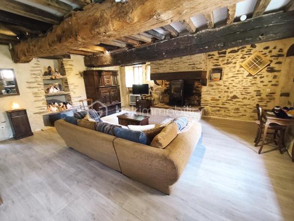 À Bourgbarré, commune Rennes métropole, venez découvrir cette magnifique propriété de caractère du XVIIᵉ siècle entièrement restaurée, alliant authenticité, confort moderne et cadre de vie exceptionnel !

Située sur un magnifique terrain arboré de près de 6 000 m², cette demeure indépendante développe environ 250 m² habitables et séduira les amateurs de belles pierres, d'espaces généreux et de nature.

Elle se compose ainsi : 

Au rez-de-chaussée :
- Une vaste pièce de vie de 50 m², chaleureuse et lumineuse.
- Une cuisine de 20 m².
- Un salon indépendant de 36 m² avec beaucoup de cachet.
- Un grand bureau, idéal pour le télétravail ou une activité indépendante.
- Une chambre de 15 m².
- Une salle de bains avec douche.
- Un WC indépendant.
- Une buanderie ainsi qu'une pièce annexe.

La majorité des pièces du rez-de-chaussée bénéficient d'un accès direct à une agréable terrasse exposée sud-ouest, parfaite pour profiter des beaux jours.

À l'étage : 
- Trois chambres, dont une avec dressing.
- Une salle d'eau avec WC.
- Une mezzanine.
- Un dégagement.
- Une vaste pièce d'environ 50 m² restant à aménager selon vos envies. Les arrivées et évacuations d'eau étant déjà prévues, elle pourra aisément accueillir une superbe suite parentale ou un espace indépendant.

A l'extérieur :
Dans un environnement verdoyant et préservé, vous profiterez de :
- Une magnifique terrasse en pierre, partiellement ombragée.
- Un terrain boisé et arboré de près de 6 000 m².
- Un grand garage indépendant avec porte grande hauteur.
- Plusieurs dépendances.
- Des carrés potagers.
- Une tonnelle.
- Un puits.

Informations techniques :
- Climatisation réversible.
- Poêles à bois, dont un poêle de masse scandinave.
- Chauffe-eau solaire.
- Toiture en ardoises naturelles en excellent état.
- Menuiseries extérieures en double vitrage.
- Fibre optique.
- Assainissement autonome.

Les points forts de ce bien : 
- NON MITOYEN 
- Restauration réalisée dans le respect du patrimoine : murs à la chaux, tomettes anciennes, cheminées en pierre… tout le charme de l'ancien préservé.
- Cadre bucolique tout en bénéficiant des services de Rennes Métropole, avec un arrêt STAR à proximité immédiate.
- Propriété peu énergivore grâce à ses équipements performants.
- Nombreuses dépendances offrant de multiples possibilités.
- Possibilité de créer plusieurs espaces privatifs, idéale pour un projet de gîtes, de location saisonnière ou une activité professionnelle.

Une propriété rare, pleine de charme et de potentiel, où authenticité, confort et nature se conjuguent à seulement quelques minutes de Rennes.