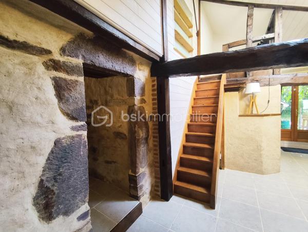 À Bourgbarré, commune Rennes métropole, venez découvrir cette magnifique propriété de caractère du XVIIᵉ siècle entièrement restaurée, alliant authenticité, confort moderne et cadre de vie exceptionnel !

Située sur un magnifique terrain arboré de près de 6 000 m², cette demeure indépendante développe environ 250 m² habitables et séduira les amateurs de belles pierres, d'espaces généreux et de nature.

Elle se compose ainsi : 

Au rez-de-chaussée :
- Une vaste pièce de vie de 50 m², chaleureuse et lumineuse.
- Une cuisine de 20 m².
- Un salon indépendant de 36 m² avec beaucoup de cachet.
- Un grand bureau, idéal pour le télétravail ou une activité indépendante.
- Une chambre de 15 m².
- Une salle de bains avec douche.
- Un WC indépendant.
- Une buanderie ainsi qu'une pièce annexe.

La majorité des pièces du rez-de-chaussée bénéficient d'un accès direct à une agréable terrasse exposée sud-ouest, parfaite pour profiter des beaux jours.

À l'étage : 
- Trois chambres, dont une avec dressing.
- Une salle d'eau avec WC.
- Une mezzanine.
- Un dégagement.
- Une vaste pièce d'environ 50 m² restant à aménager selon vos envies. Les arrivées et évacuations d'eau étant déjà prévues, elle pourra aisément accueillir une superbe suite parentale ou un espace indépendant.

A l'extérieur :
Dans un environnement verdoyant et préservé, vous profiterez de :
- Une magnifique terrasse en pierre, partiellement ombragée.
- Un terrain boisé et arboré de près de 6 000 m².
- Un grand garage indépendant avec porte grande hauteur.
- Plusieurs dépendances.
- Des carrés potagers.
- Une tonnelle.
- Un puits.

Informations techniques :
- Climatisation réversible.
- Poêles à bois, dont un poêle de masse scandinave.
- Chauffe-eau solaire.
- Toiture en ardoises naturelles en excellent état.
- Menuiseries extérieures en double vitrage.
- Fibre optique.
- Assainissement autonome.

Les points forts de ce bien : 
- NON MITOYEN 
- Restauration réalisée dans le respect du patrimoine : murs à la chaux, tomettes anciennes, cheminées en pierre… tout le charme de l'ancien préservé.
- Cadre bucolique tout en bénéficiant des services de Rennes Métropole, avec un arrêt STAR à proximité immédiate.
- Propriété peu énergivore grâce à ses équipements performants.
- Nombreuses dépendances offrant de multiples possibilités.
- Possibilité de créer plusieurs espaces privatifs, idéale pour un projet de gîtes, de location saisonnière ou une activité professionnelle.

Une propriété rare, pleine de charme et de potentiel, où authenticité, confort et nature se conjuguent à seulement quelques minutes de Rennes.