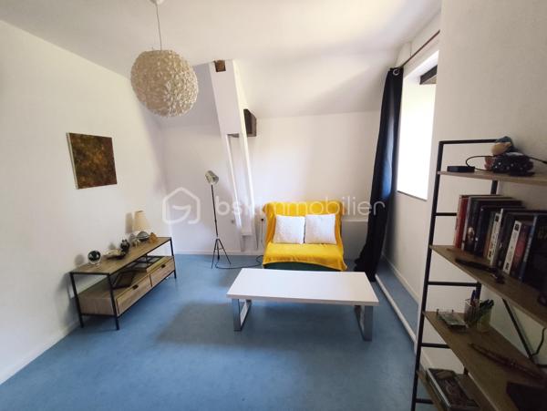À Bourgbarré, commune Rennes métropole, venez découvrir cette magnifique propriété de caractère du XVIIᵉ siècle entièrement restaurée, alliant authenticité, confort moderne et cadre de vie exceptionnel !

Située sur un magnifique terrain arboré de près de 6 000 m², cette demeure indépendante développe environ 250 m² habitables et séduira les amateurs de belles pierres, d'espaces généreux et de nature.

Elle se compose ainsi : 

Au rez-de-chaussée :
- Une vaste pièce de vie de 50 m², chaleureuse et lumineuse.
- Une cuisine de 20 m².
- Un salon indépendant de 36 m² avec beaucoup de cachet.
- Un grand bureau, idéal pour le télétravail ou une activité indépendante.
- Une chambre de 15 m².
- Une salle de bains avec douche.
- Un WC indépendant.
- Une buanderie ainsi qu'une pièce annexe.

La majorité des pièces du rez-de-chaussée bénéficient d'un accès direct à une agréable terrasse exposée sud-ouest, parfaite pour profiter des beaux jours.

À l'étage : 
- Trois chambres, dont une avec dressing.
- Une salle d'eau avec WC.
- Une mezzanine.
- Un dégagement.
- Une vaste pièce d'environ 50 m² restant à aménager selon vos envies. Les arrivées et évacuations d'eau étant déjà prévues, elle pourra aisément accueillir une superbe suite parentale ou un espace indépendant.

A l'extérieur :
Dans un environnement verdoyant et préservé, vous profiterez de :
- Une magnifique terrasse en pierre, partiellement ombragée.
- Un terrain boisé et arboré de près de 6 000 m².
- Un grand garage indépendant avec porte grande hauteur.
- Plusieurs dépendances.
- Des carrés potagers.
- Une tonnelle.
- Un puits.

Informations techniques :
- Climatisation réversible.
- Poêles à bois, dont un poêle de masse scandinave.
- Chauffe-eau solaire.
- Toiture en ardoises naturelles en excellent état.
- Menuiseries extérieures en double vitrage.
- Fibre optique.
- Assainissement autonome.

Les points forts de ce bien : 
- NON MITOYEN 
- Restauration réalisée dans le respect du patrimoine : murs à la chaux, tomettes anciennes, cheminées en pierre… tout le charme de l'ancien préservé.
- Cadre bucolique tout en bénéficiant des services de Rennes Métropole, avec un arrêt STAR à proximité immédiate.
- Propriété peu énergivore grâce à ses équipements performants.
- Nombreuses dépendances offrant de multiples possibilités.
- Possibilité de créer plusieurs espaces privatifs, idéale pour un projet de gîtes, de location saisonnière ou une activité professionnelle.

Une propriété rare, pleine de charme et de potentiel, où authenticité, confort et nature se conjuguent à seulement quelques minutes de Rennes.