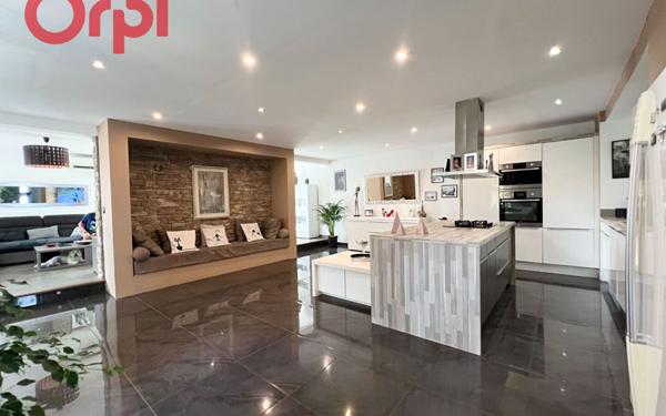 Maison à vendre    4 pièces •  Pia