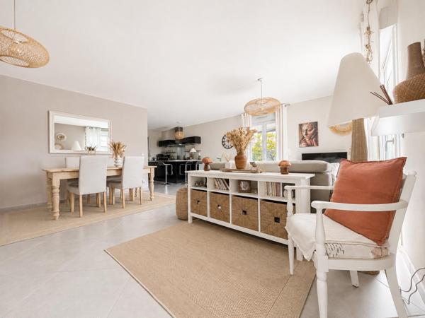 Maison récente de 108m2, beau jardin paysagé avec jacuzzi