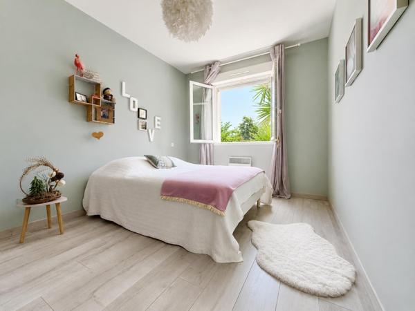 Maison récente de 108m2, beau jardin paysagé avec jacuzzi