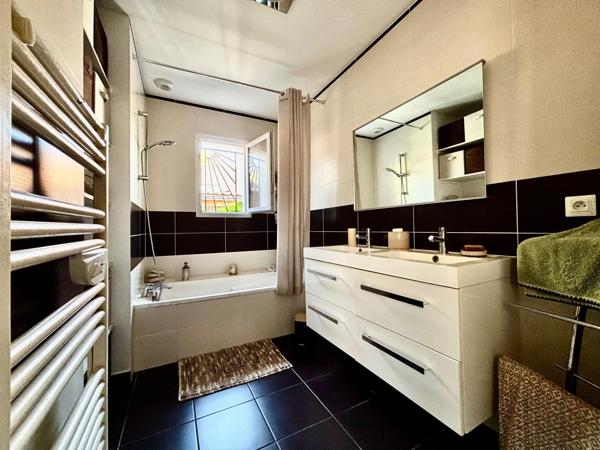 Maison récente de 108m2, beau jardin paysagé avec jacuzzi