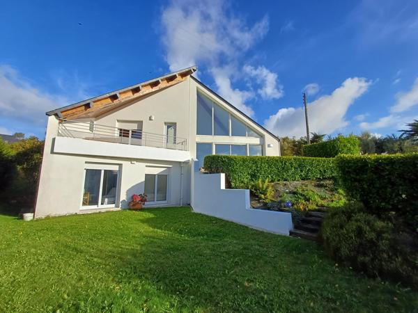 Plougasnou (29630) Plougasnou, Samson, maison d'architecte pleine vue mer.