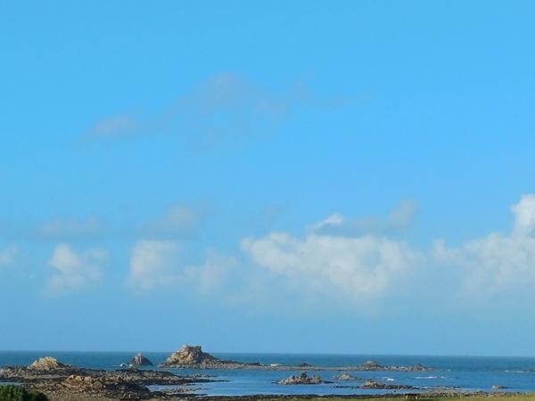 Plougasnou (29630) Plougasnou, Samson, maison d'architecte pleine vue mer.