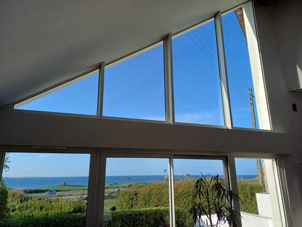 Plougasnou (29630) Plougasnou, Samson, maison d'architecte pleine vue mer.