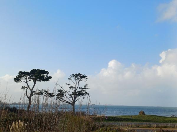 Plougasnou (29630) Plougasnou, Samson, maison d'architecte pleine vue mer.