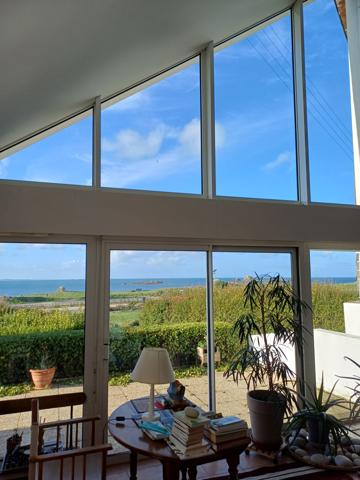 Plougasnou (29630) Plougasnou, Samson, maison d'architecte pleine vue mer.