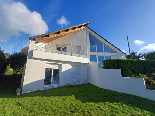 Plougasnou (29630) Plougasnou, Samson, maison d'architecte pleine vue mer.