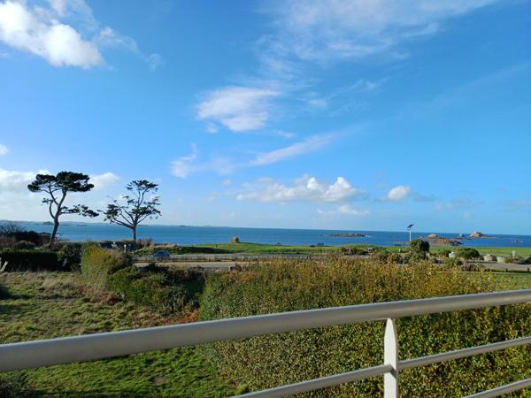 Plougasnou (29630) Plougasnou, Samson, maison d'architecte pleine vue mer.