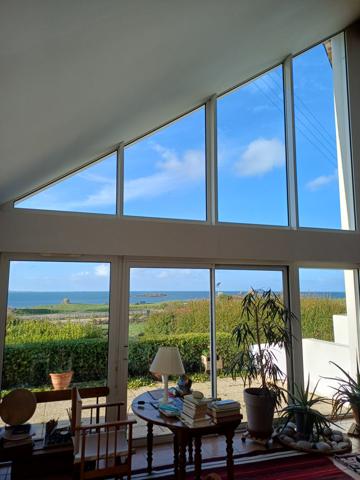 Plougasnou (29630) Plougasnou, Samson, maison d'architecte pleine vue mer.