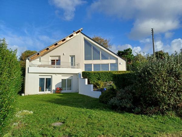 Plougasnou (29630) Plougasnou, Samson, maison d'architecte pleine vue mer.