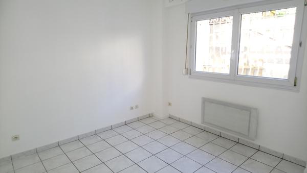 Appartement de type 2, en rez-de-chaussée, disponible le 4