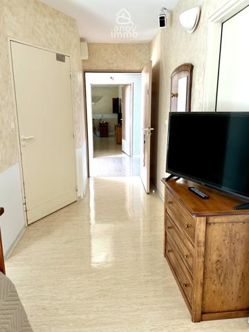 Autre
                                                                                                                                                                                                                                                                                                                        1 pièce(s)                                                                                                                                                                                                          1 chambre(s)                                                                                                                                                                                                          20  m²