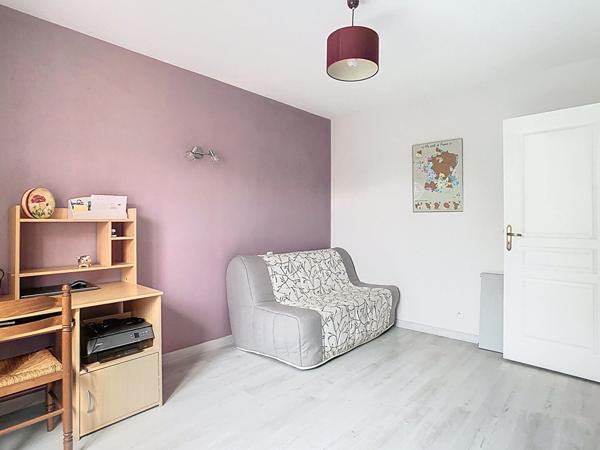 A vendre, maison rénovée de 140m2 avec 5 chambres, un grand terrain et des dépendances, dans les Hauts-d'Anjou