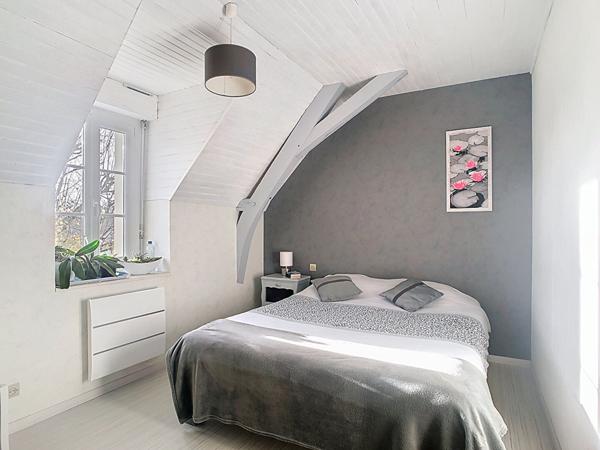 A vendre, maison rénovée de 140m2 avec 5 chambres, un grand terrain et des dépendances, dans les Hauts-d'Anjou