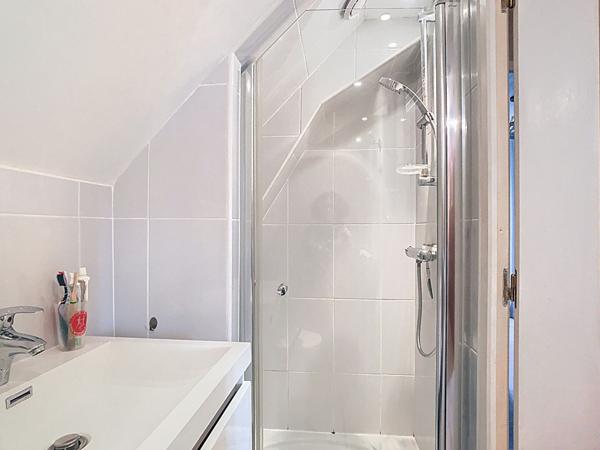 A vendre, maison rénovée de 140m2 avec 5 chambres, un grand terrain et des dépendances, dans les Hauts-d'Anjou