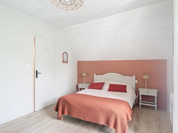 A vendre, maison rénovée de 140m2 avec 5 chambres, un grand terrain et des dépendances, dans les Hauts-d'Anjou