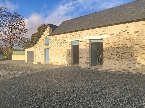 A vendre, maison rénovée de 140m2 avec 5 chambres, un grand terrain et des dépendances, dans les Hauts-d'Anjou