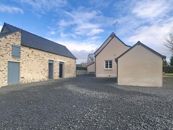 A vendre, maison rénovée de 140m2 avec 5 chambres, un grand terrain et des dépendances, dans les Hauts-d'Anjou