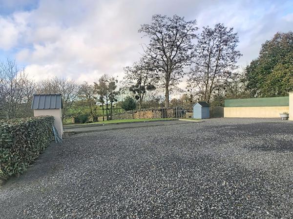 A vendre, maison rénovée de 140m2 avec 5 chambres, un grand terrain et des dépendances, dans les Hauts-d'Anjou