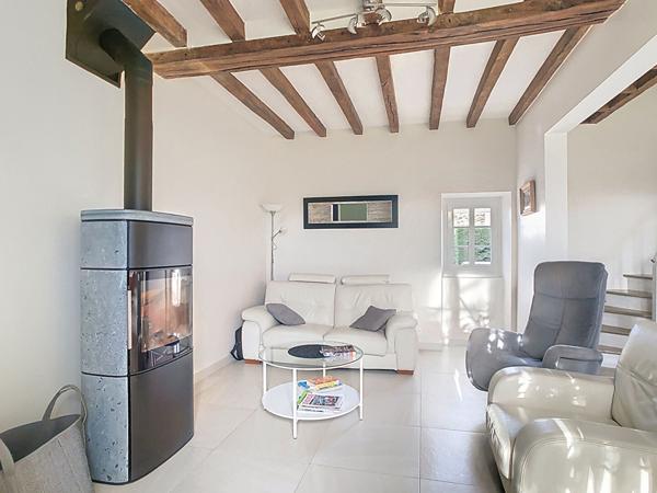 A vendre, maison rénovée de 140m2 avec 5 chambres, un grand terrain et des dépendances, dans les Hauts-d'Anjou