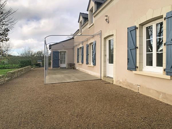 A vendre, maison rénovée de 140m2 avec 5 chambres, un grand terrain et des dépendances, dans les Hauts-d'Anjou